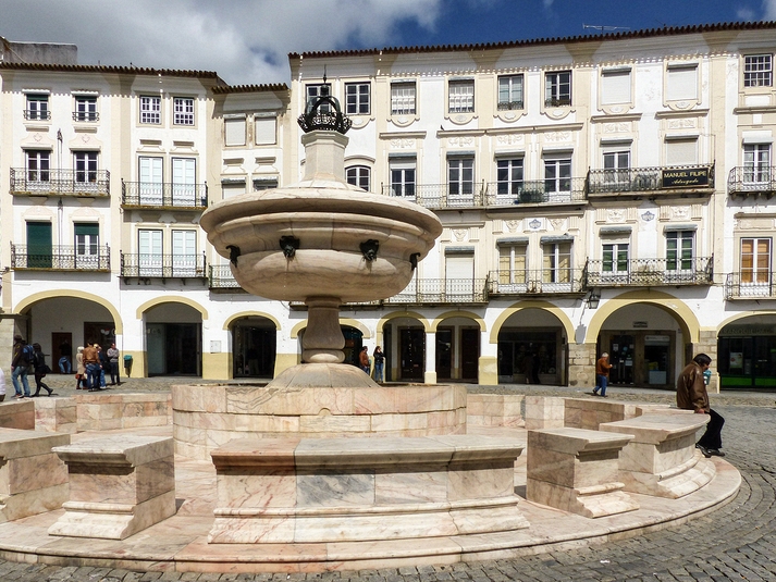 VORA - Fountain at the central square, "Praa do Giraldo"
