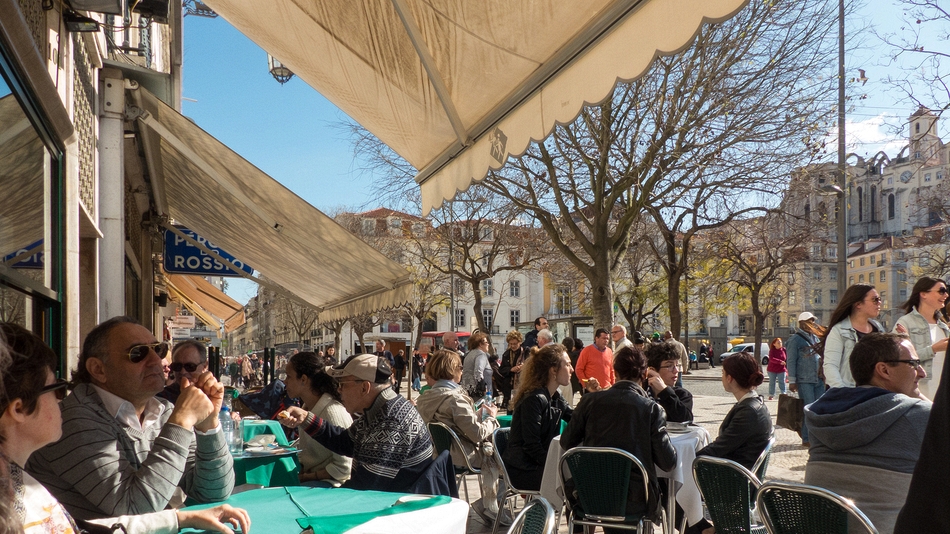 LISSABON - Lunch at the central square, "Praa D.Pedro IV"